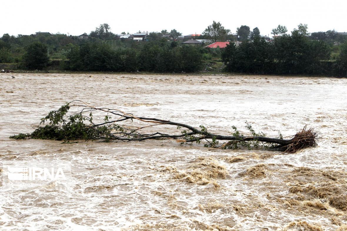 خبرنگاران طغیان بهمنشیر در آبادان سیل بند حاشیه رودخانه را شکست