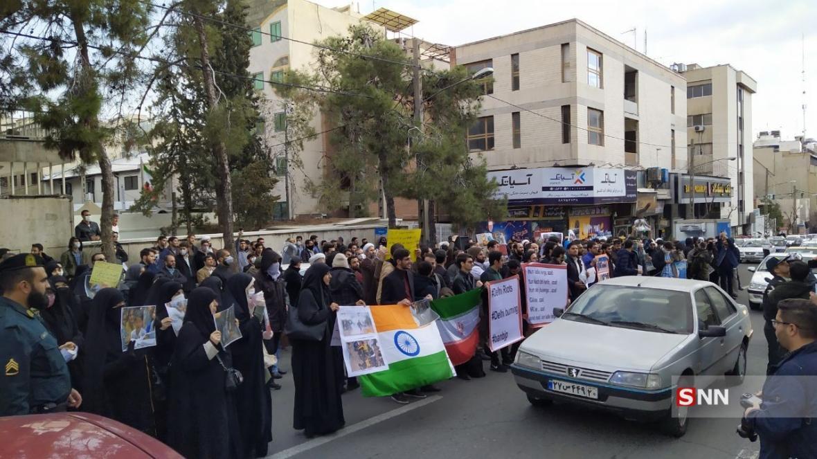 دانشجویان، طلاب و گروه های مختلف مردم تهران مقابل سفارت هندوستان تجمع کردند