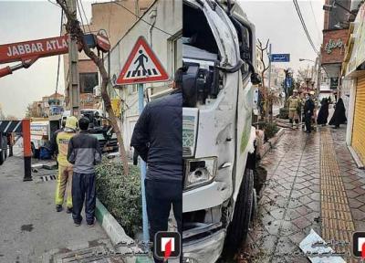 برخورد کامیونت با مغازه های خیابان دولت در تهران