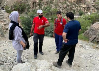 خبرنگاران نجاتگران هلال احمر خانم گمشده در ارتفاعات دارآباد را نجات دادند