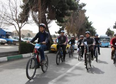 بازسازی صحنه هایی از قصه های مجید در اصفهان ، دانش آموزان این شهر با دوچرخه به مدرسه می فرایند (بازسازی خانه)
