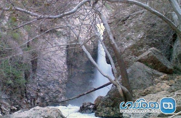 آبشار رودشیر یکی از جاذبه های طبیعی استان فارس به شمار می رود